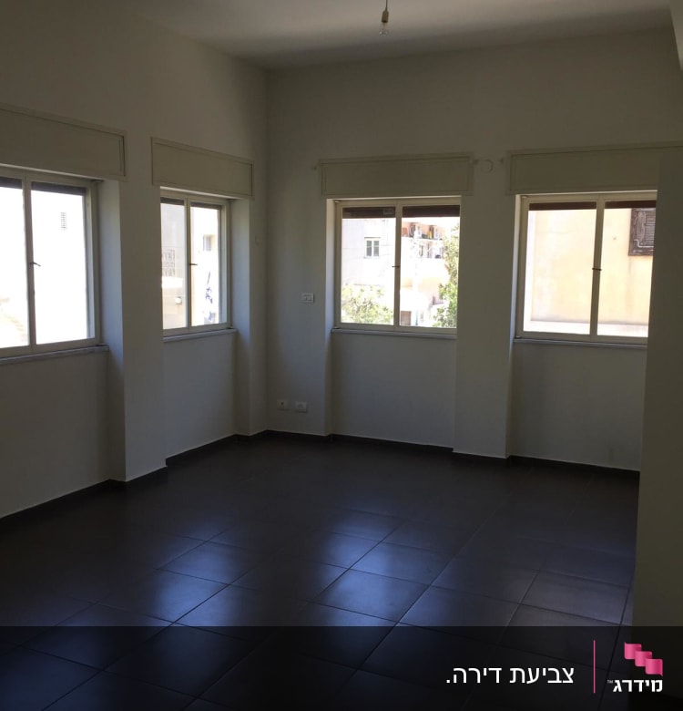 חדר ריק עם קירות לבנים ותקרה גבוהה